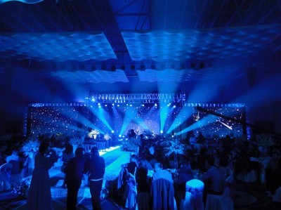 北京演藝設(shè)備一站式解決方案 專業(yè)音箱與舞臺租賃服務(wù)指南